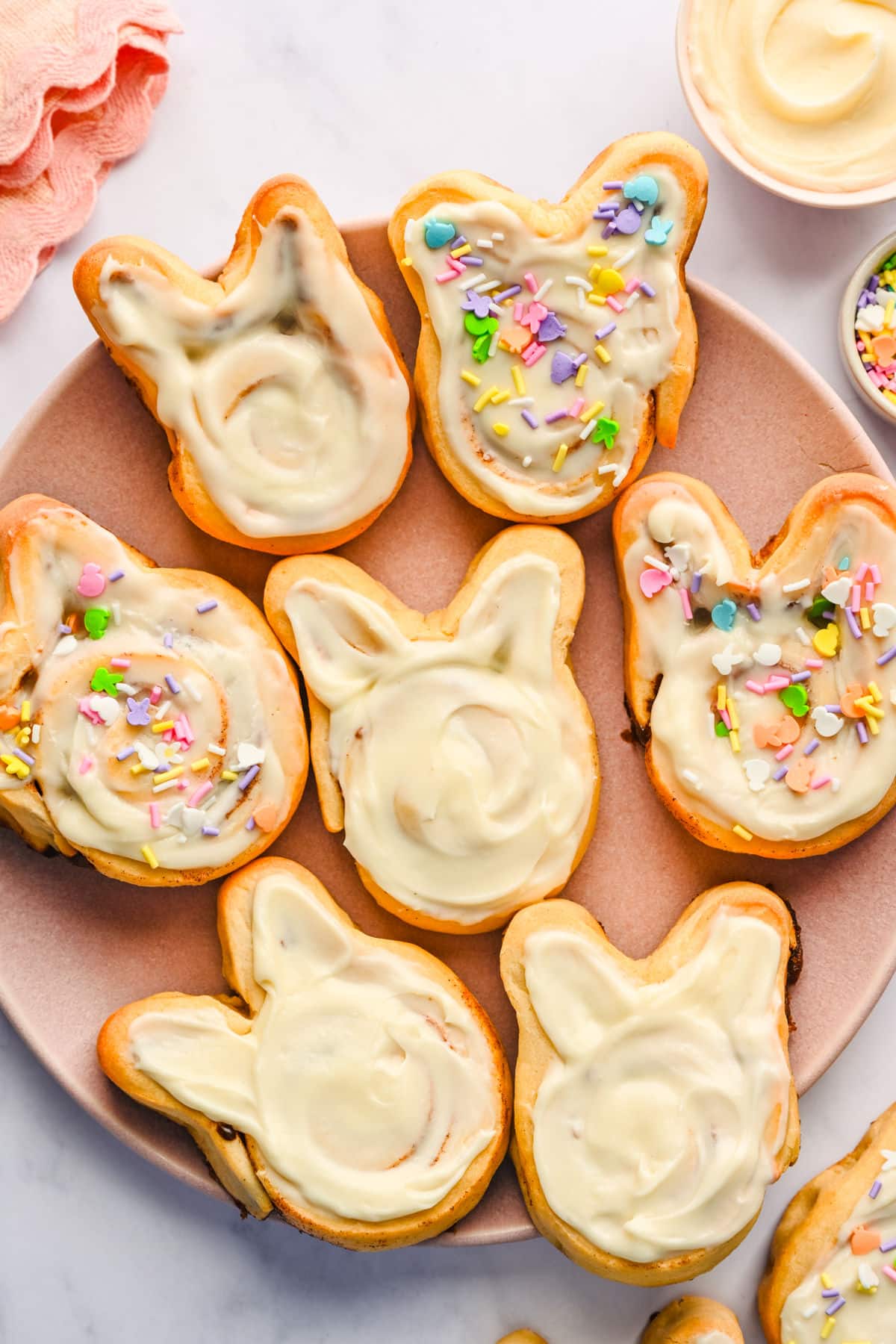 Roulés à la cannelle en forme de lapin de Pâques