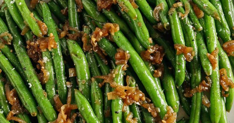 Haricots verts à l’ail avec des échalotes caramélisées