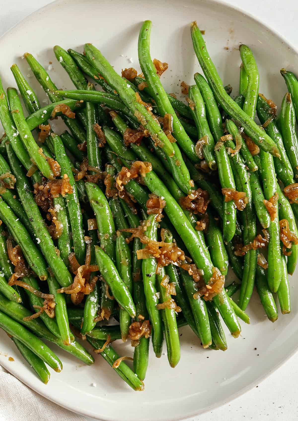 Haricots verts à l’ail avec des échalotes caramélisées