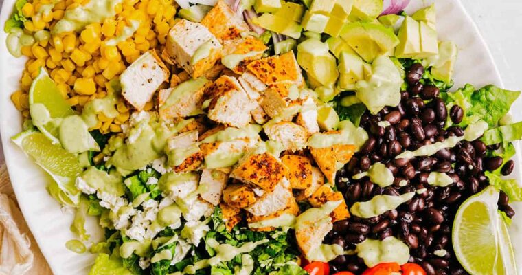 Salade de poulet du sud-ouest avec vinaigrette crémeuse à l’avocat