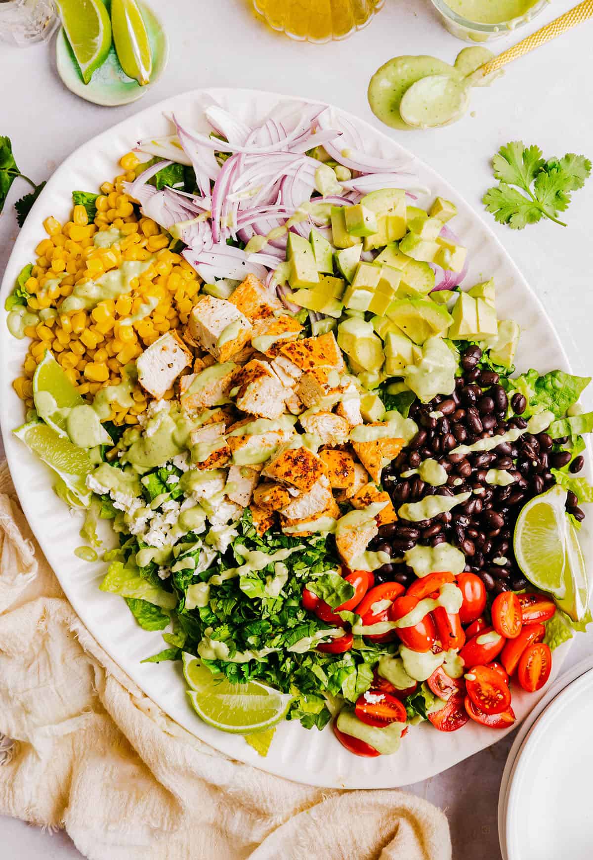 Salade de poulet du sud-ouest avec vinaigrette crémeuse à l’avocat