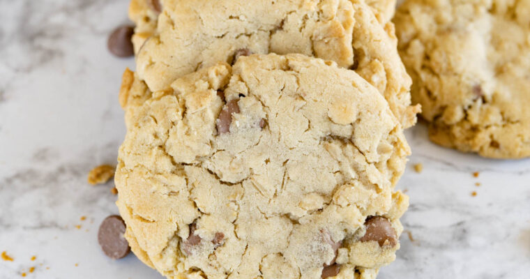 Biscuits enrobés de sucre, flocons d’avoine et pépites de chocolat