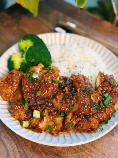Spicy glazed orange chicken plated 1gdnpmftvdheltswkltwkxjkwqihlkglu.webp.webp