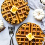 Crostini de ricotta fouettée, pancetta et dattes