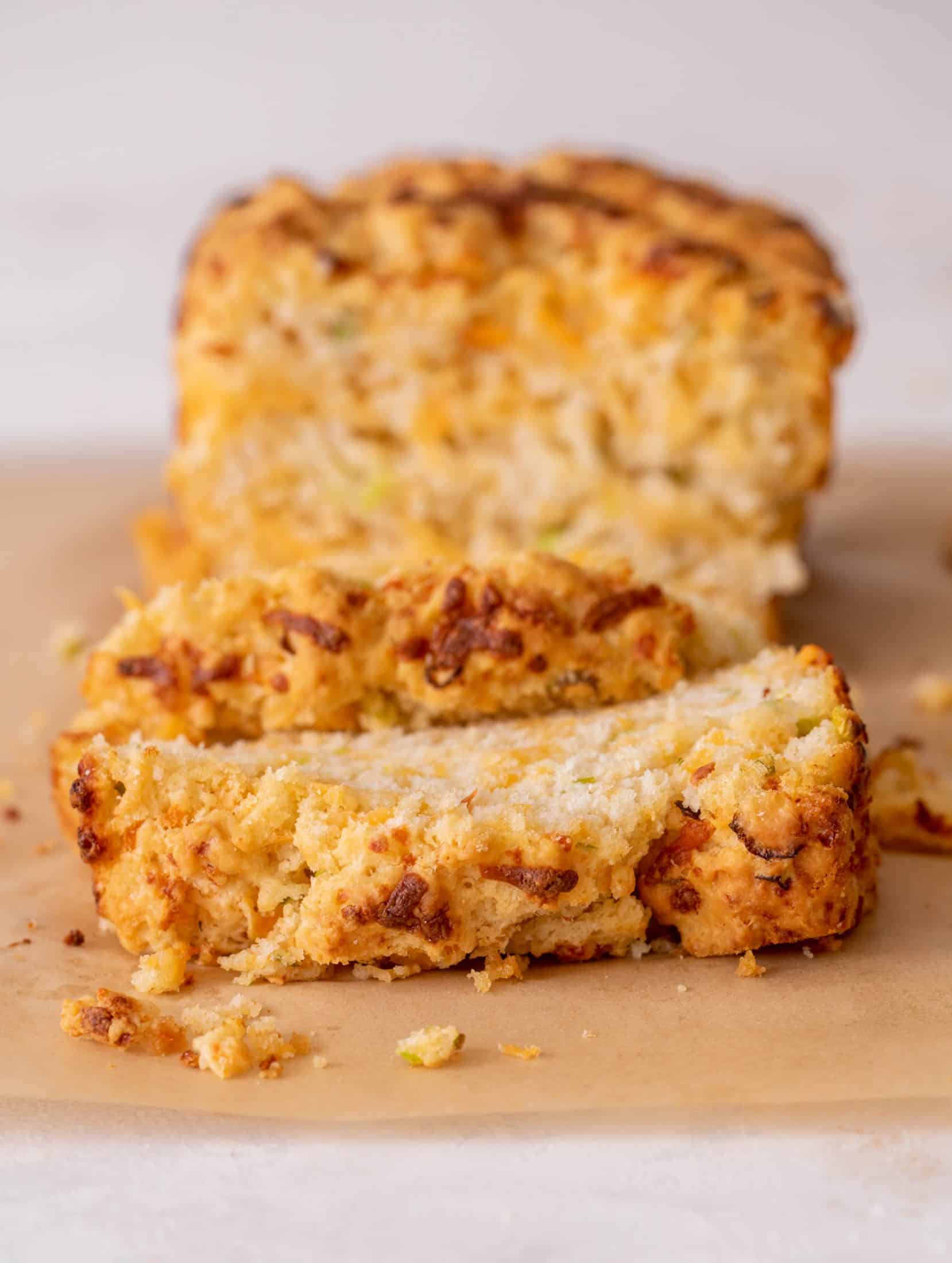 Pain à la bière avec cheddar et oignons verts