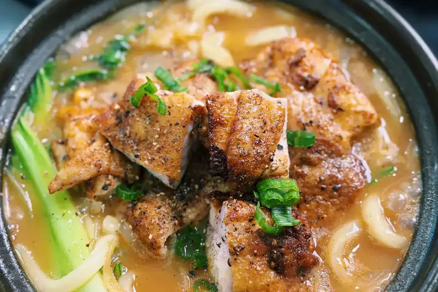 Chicken curry udon soup top view 1d1od3ahutzwyumccnb6yidmx0srvqveh.webp.webp