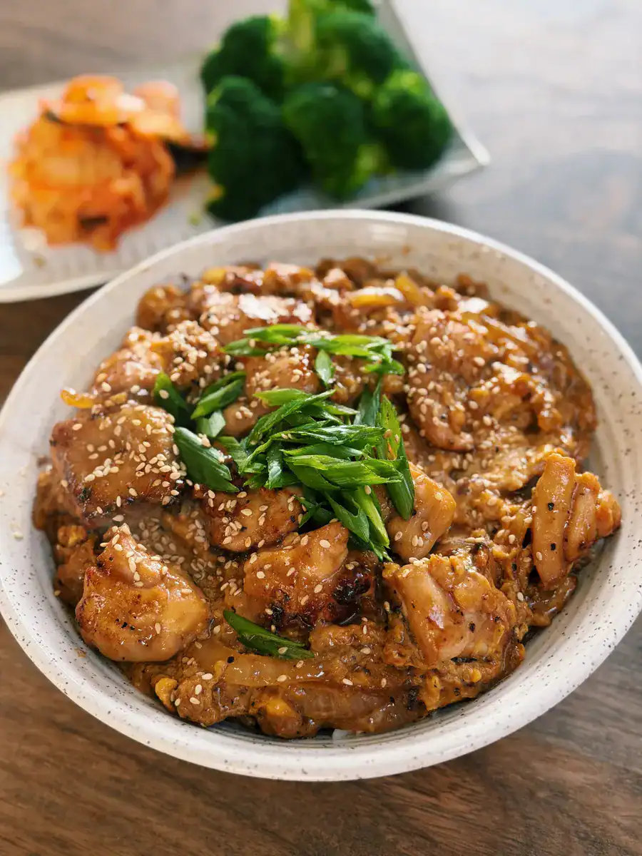 Oyakodon facile : Bol de riz japonais au poulet et aux œufs