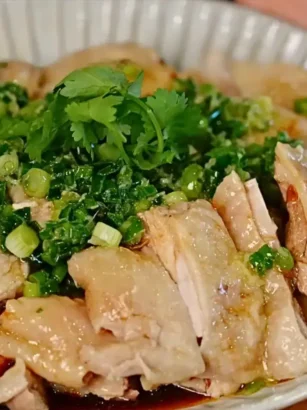 Scallion poached chicken featured 1m58eudtxpqiv7bya1a8bp6punp23zkj1.webp.webp