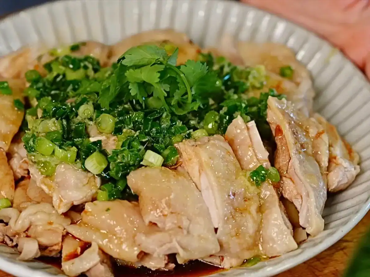 Scallion poached chicken featured 1m58eudtxpqiv7bya1a8bp6punp23zkj1.webp.webp