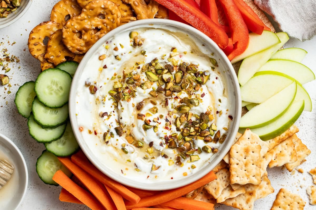 Feta Fouettée avec Miel Épicé (Apéritif Facile à Préparer à l’Avance)