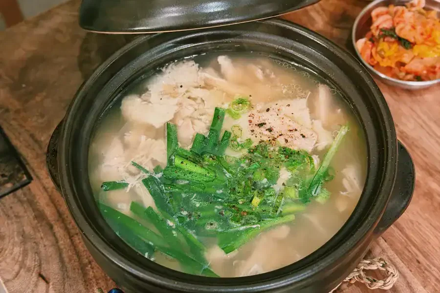 Korean chicken soup serve with kimchi and rice 1bveszzyxboge8tbcdlb3myifdatxuvtw.webp.webp