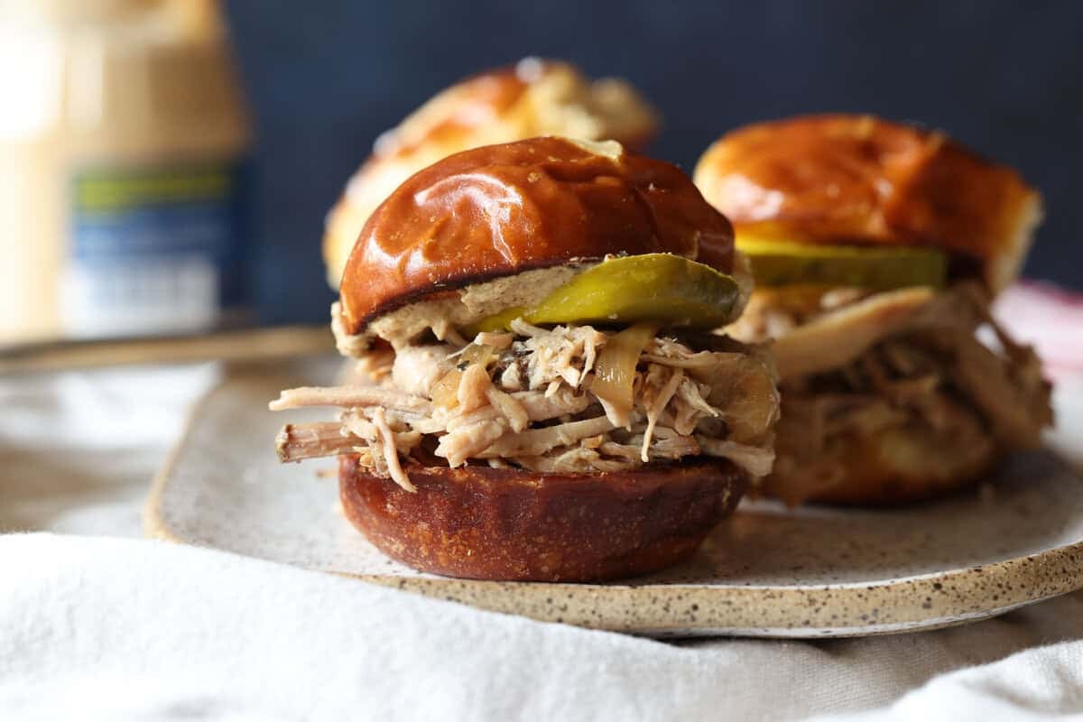 Sliders de porc effiloché juteux à la cuisson lente