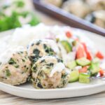 Bol de thon épicé avec riz croustillant