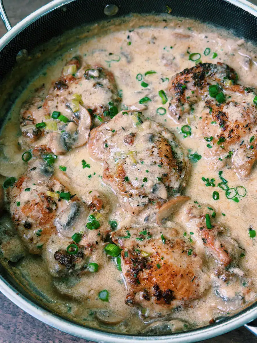 Cuisses de poulet crémeuses aux champignons et au miso