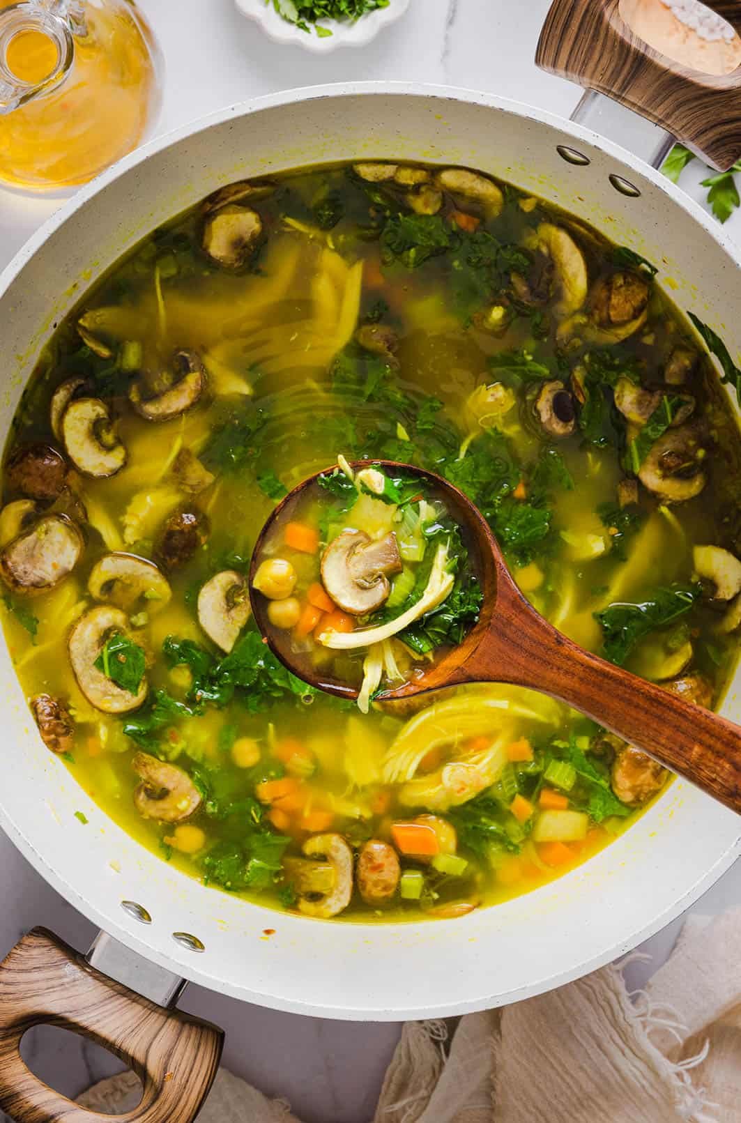 Soupe de Poulet Détox Renforçant le Système Immunitaire – Mangez Mince
