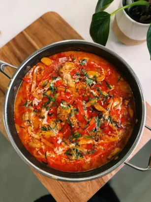 Thai coconut red curry chicken served 1y7r5daitwpr7iq4lc2zd8wsusuqctz q.webp.webp