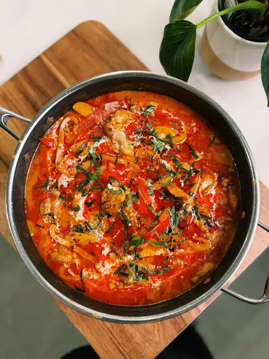 Curry Rouge de Poulet Thaï au Coco en Une Seule Casserole