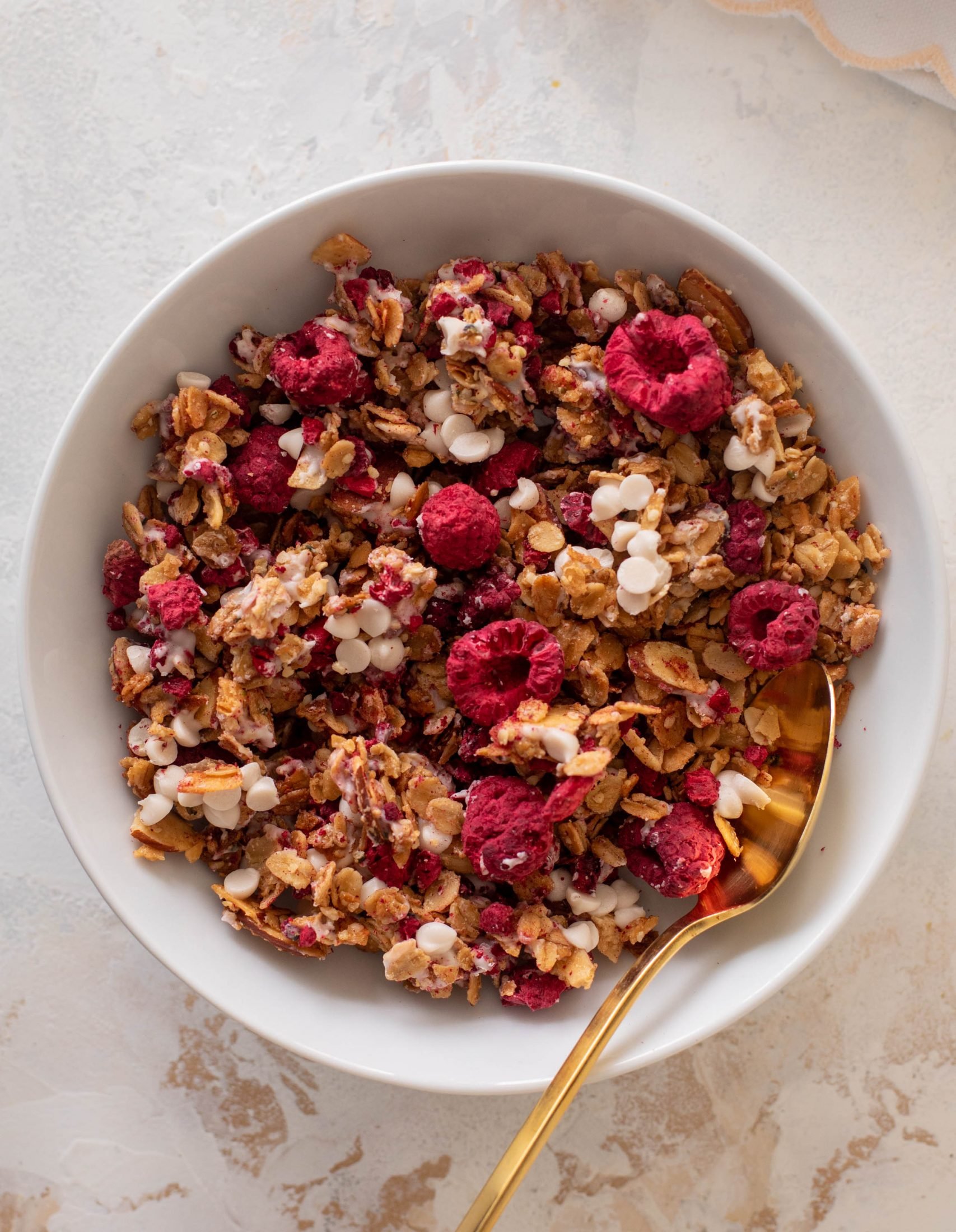 Granola au chocolat blanc et à la framboise