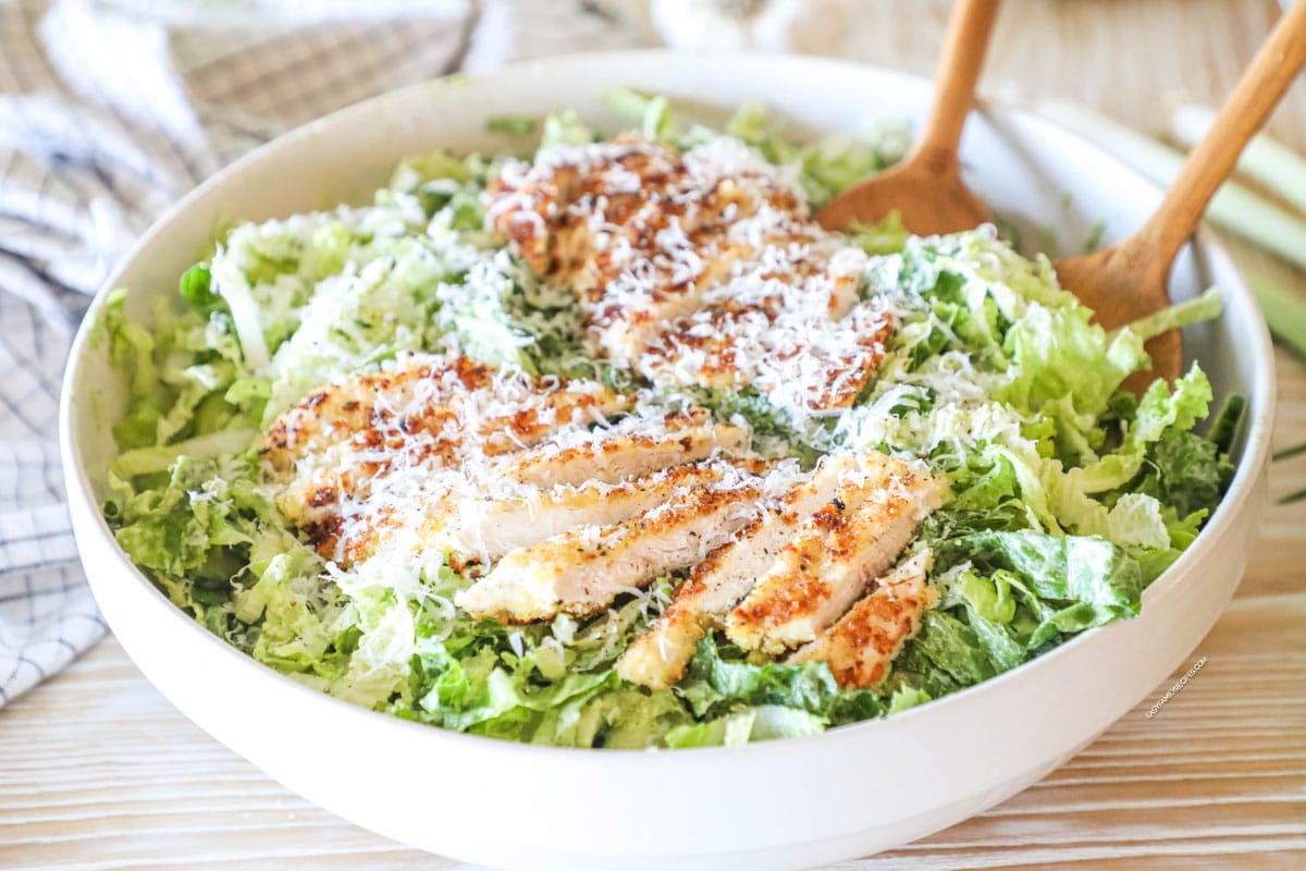 Salade de la Déesse Verte avec Poulet Parmesan · Recettes Familiales Faciles