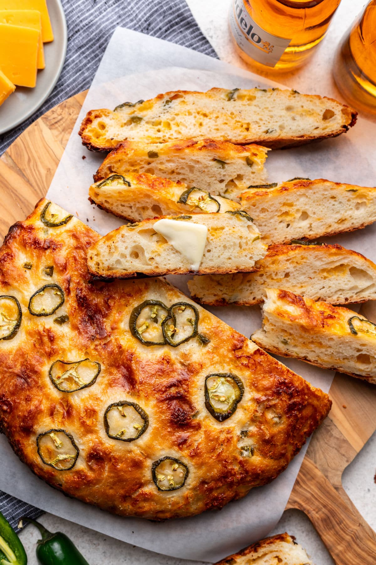 Pain au cheddar et jalapeño sans pétrissage