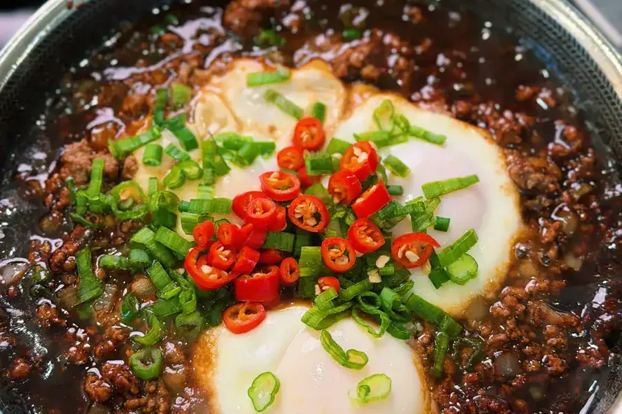 Ground beef and egg rice serve 1pms63a2bohpsuw8rv3owidpzvreyvczg.webp.webp