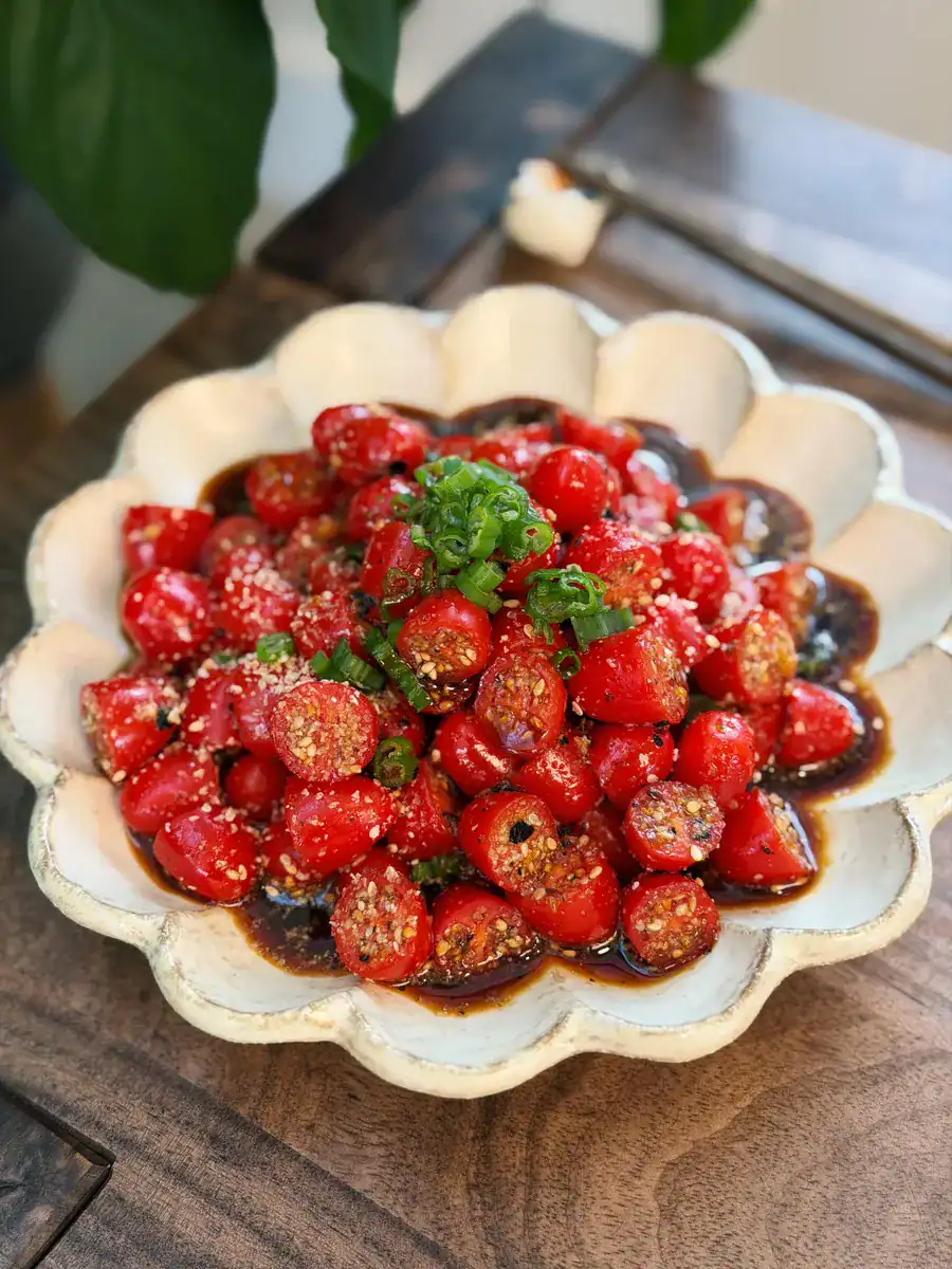 Salade de tomates cerises au sésame et yuzu en 10 minutes