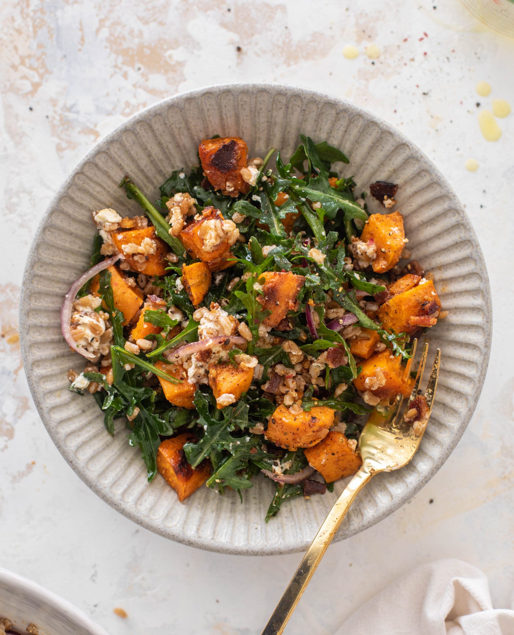 Salade de patates douces, farro, bacon et fromage de chèvre