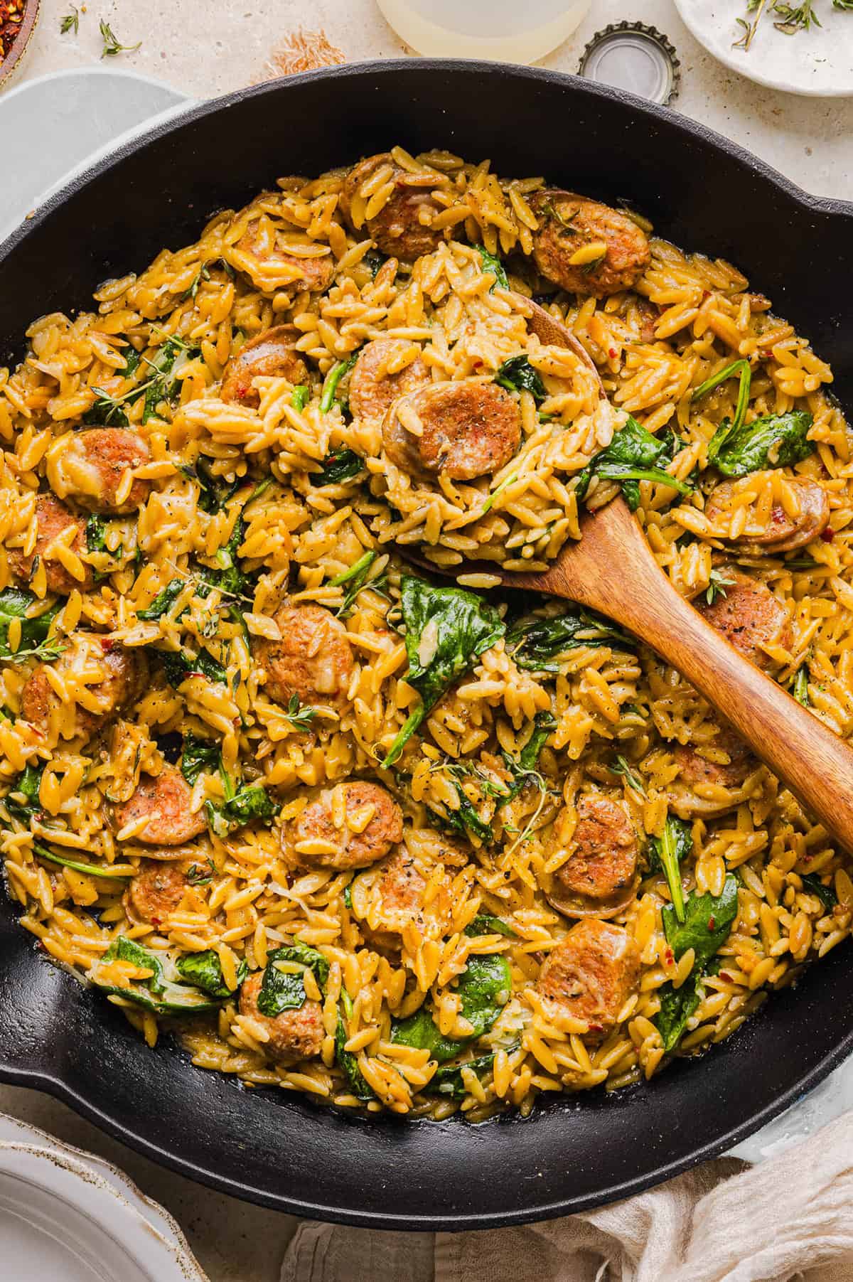 Skillet d&rsquo;Orzotto crémeux aux saucisses de poulet
