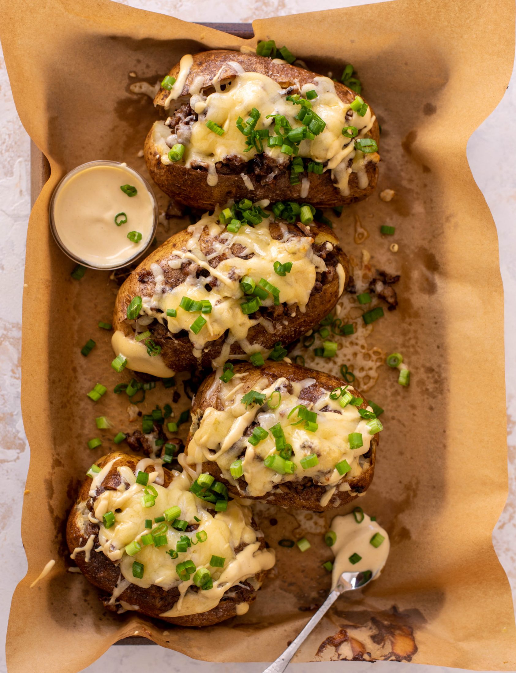 Pommes de terre farcies au cheeseburger, champignons et fromage suisse