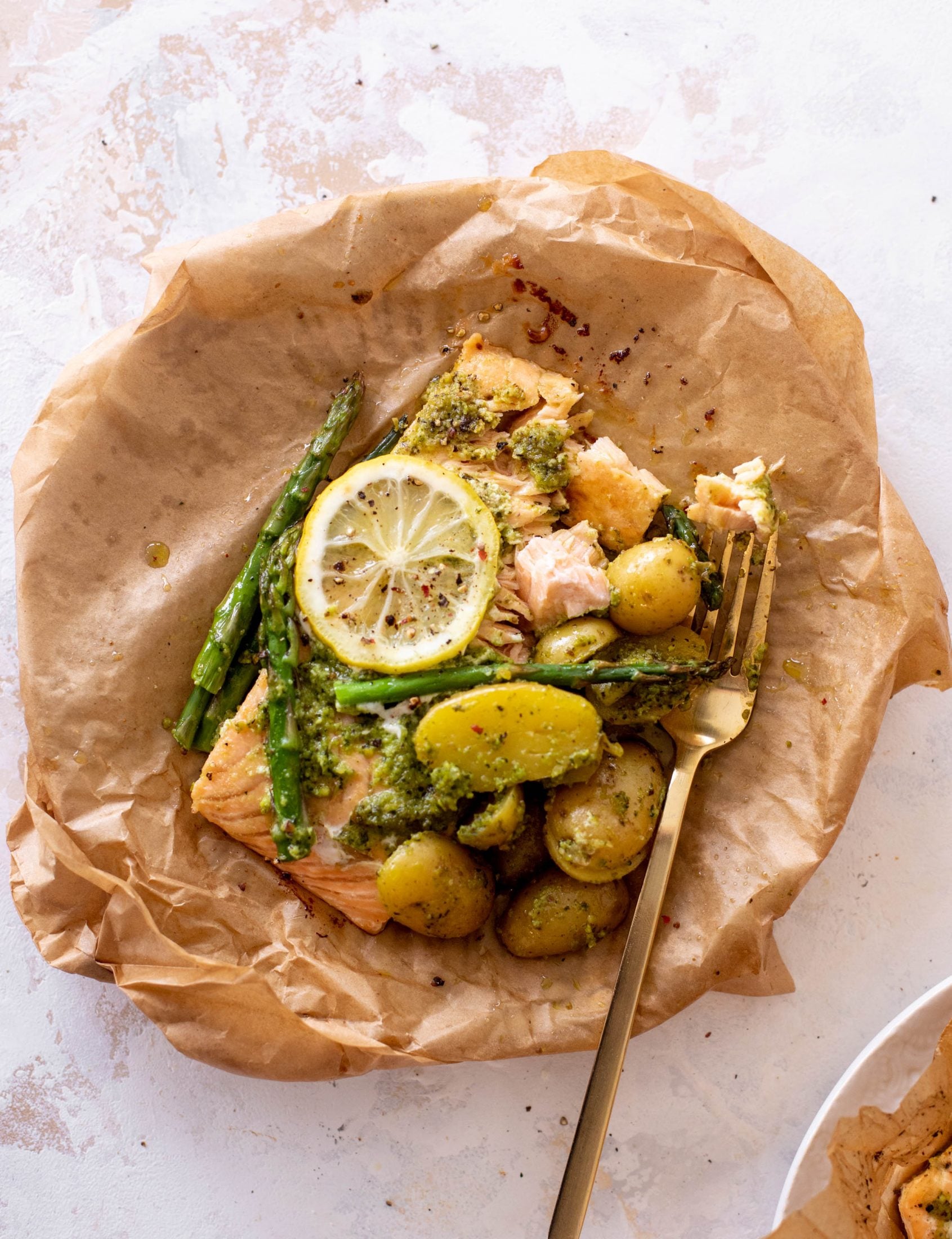 Paquets de saumon et de pommes de terre en papier sulfurisé avec pesto de pistache