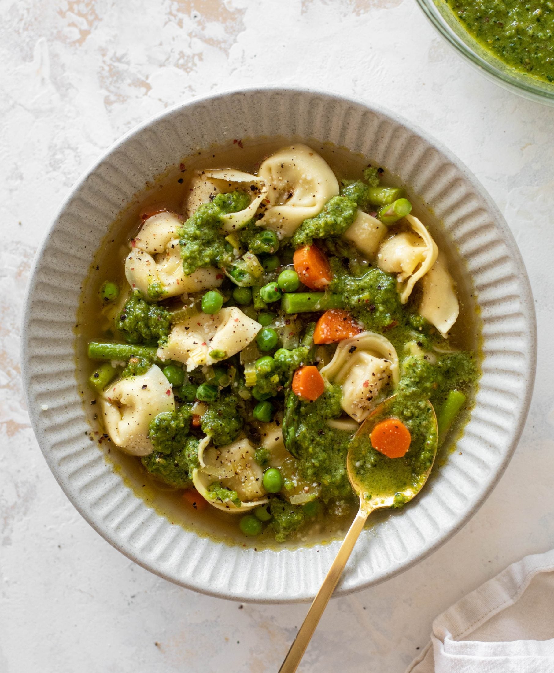 Soupe de tortellinis aux légumes de printemps