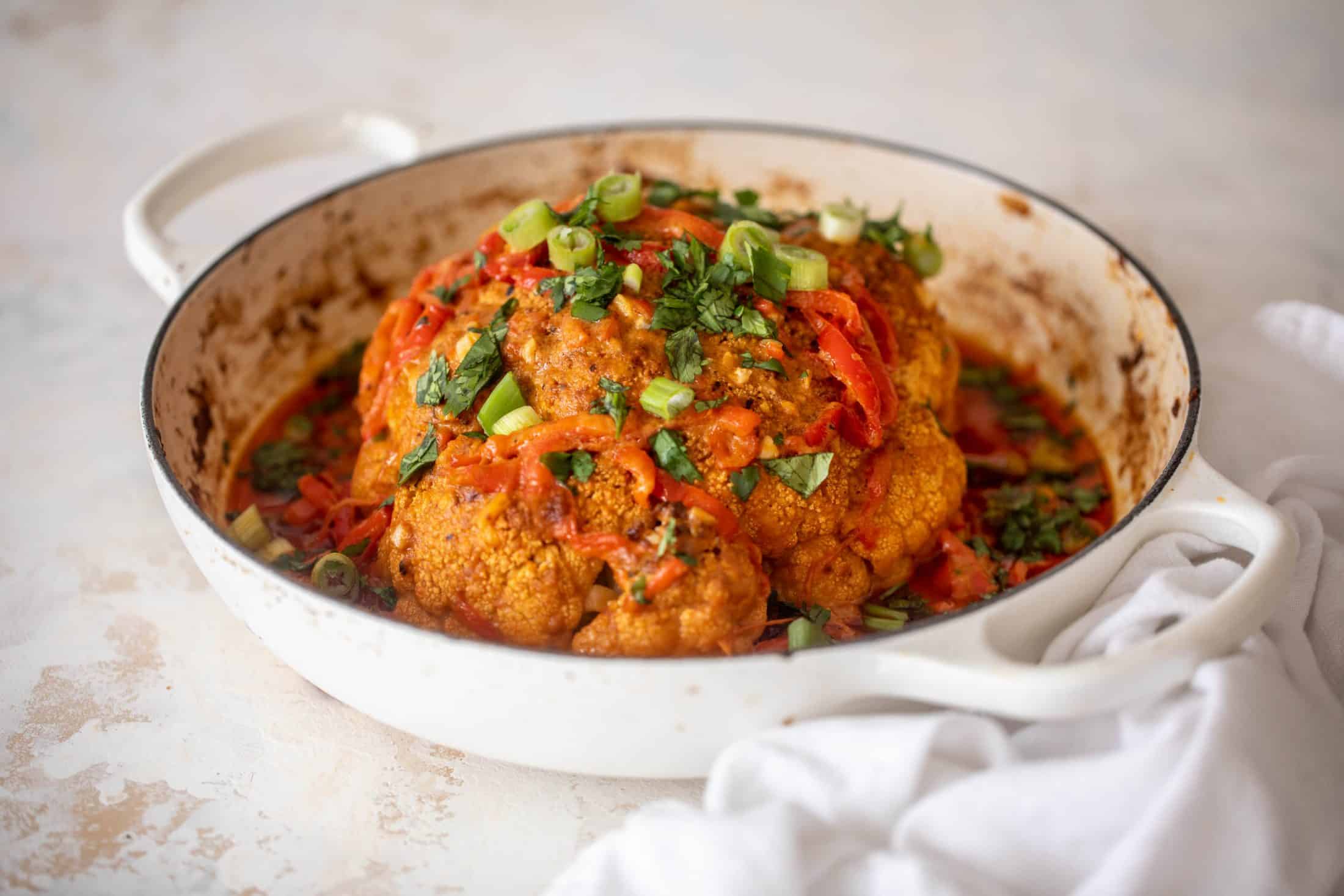Chou-fleur entier rôti au curry de coco