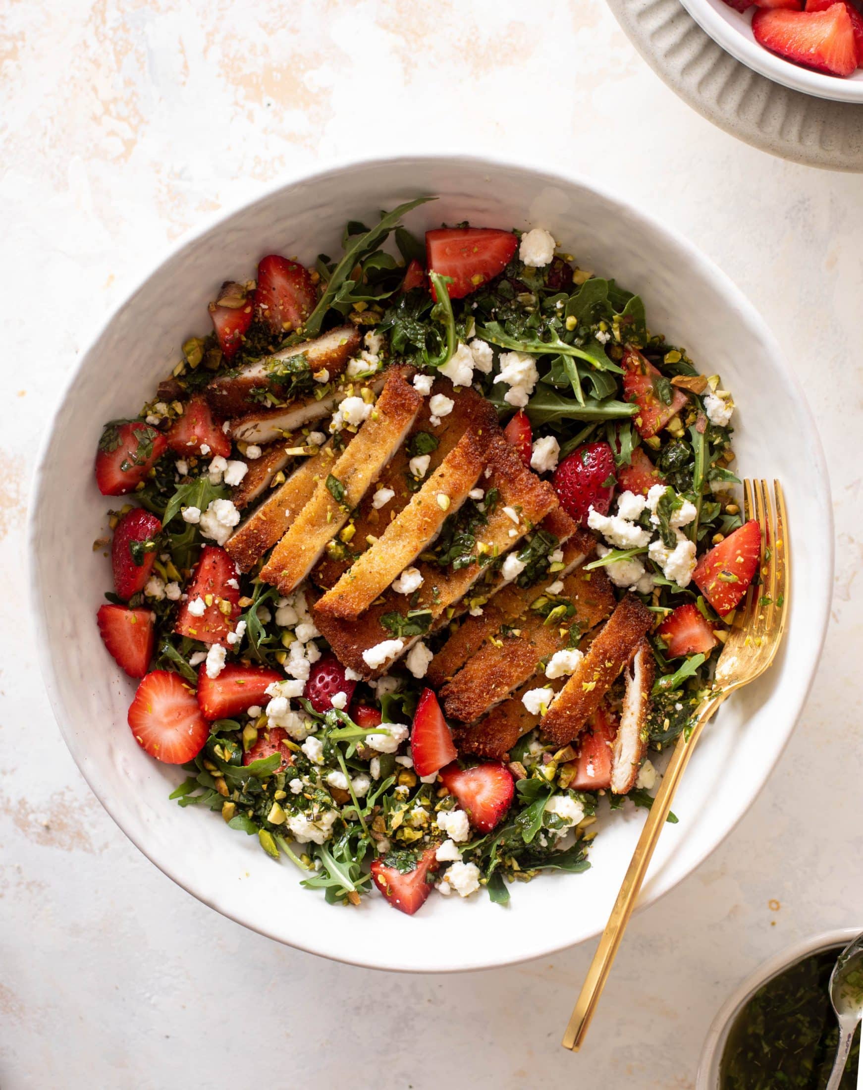 Salade de poulet aux fraises et à la pistache