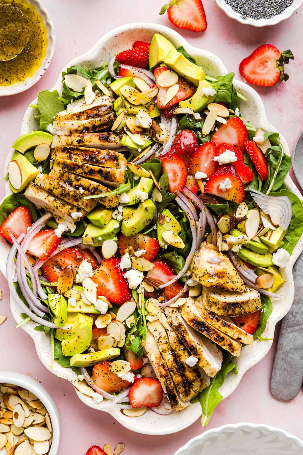 Salade de poulet aux fraises et graines de pavot